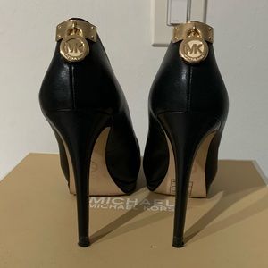 Michael Kors Antoinette Leather Pump